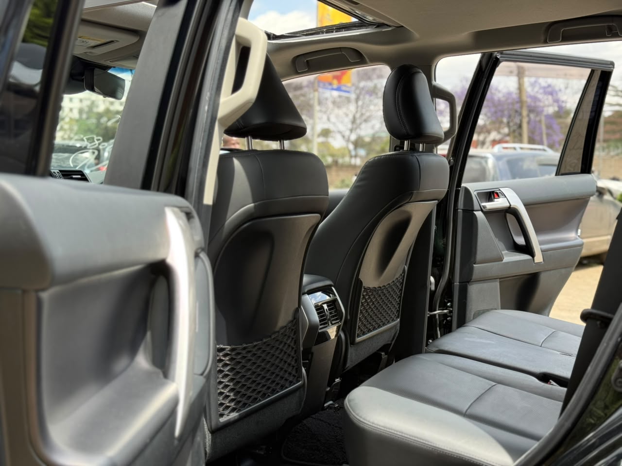 Vehicle photo 7