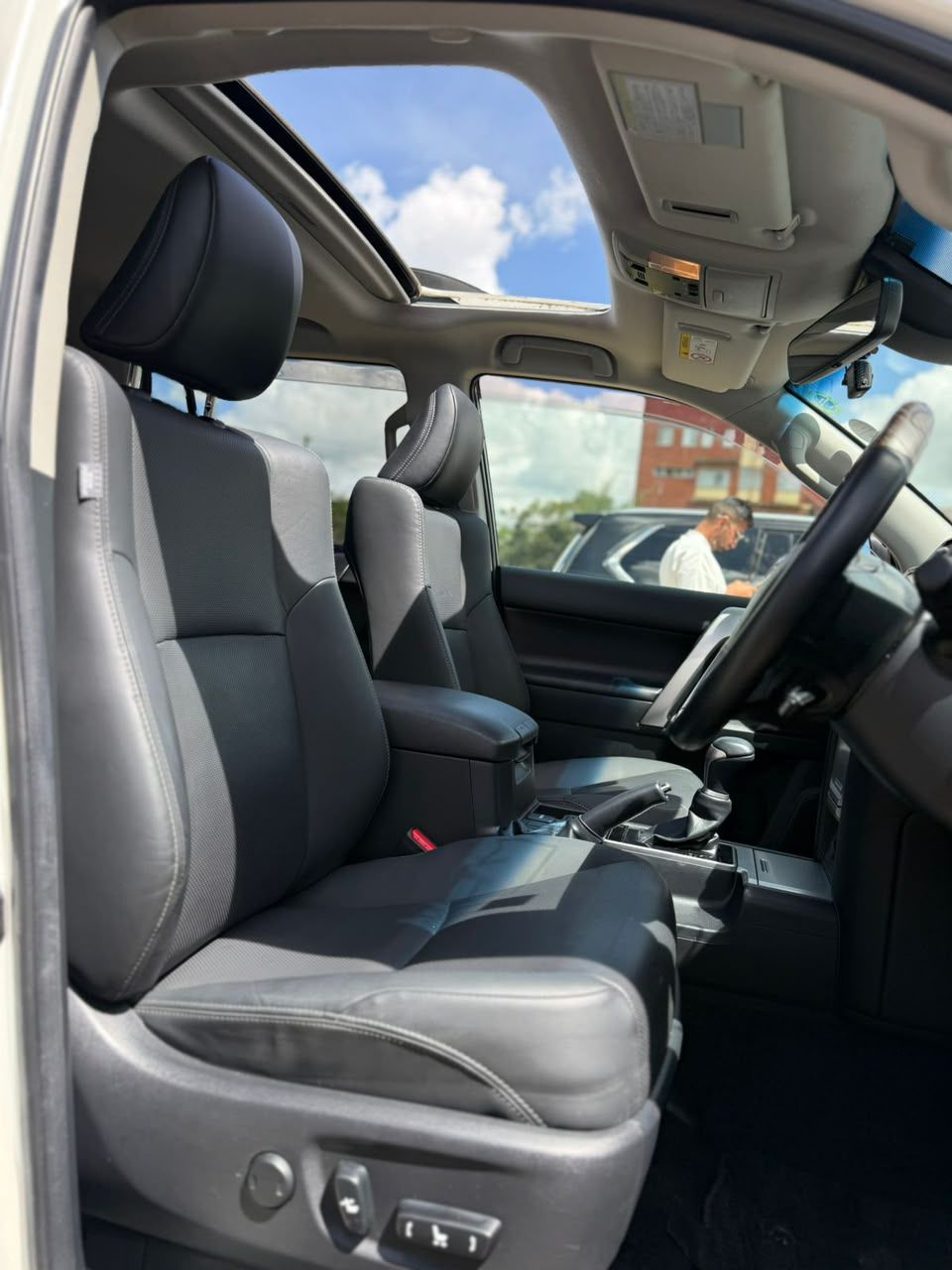 Vehicle photo 6