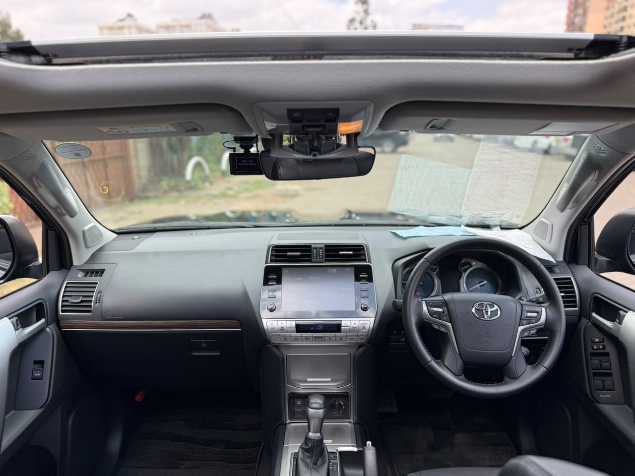 Vehicle photo 7