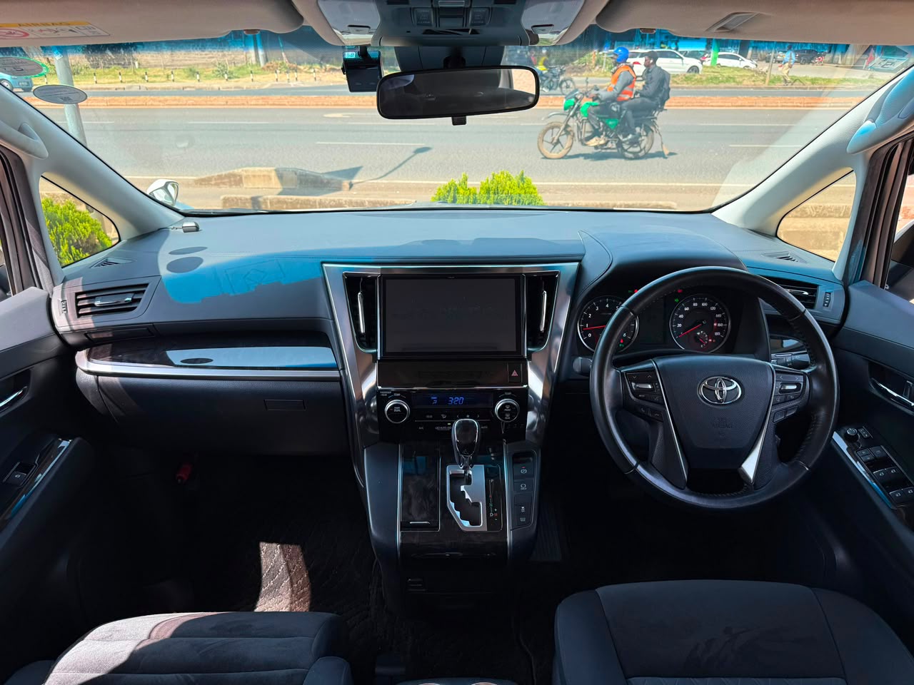 Vehicle photo 8