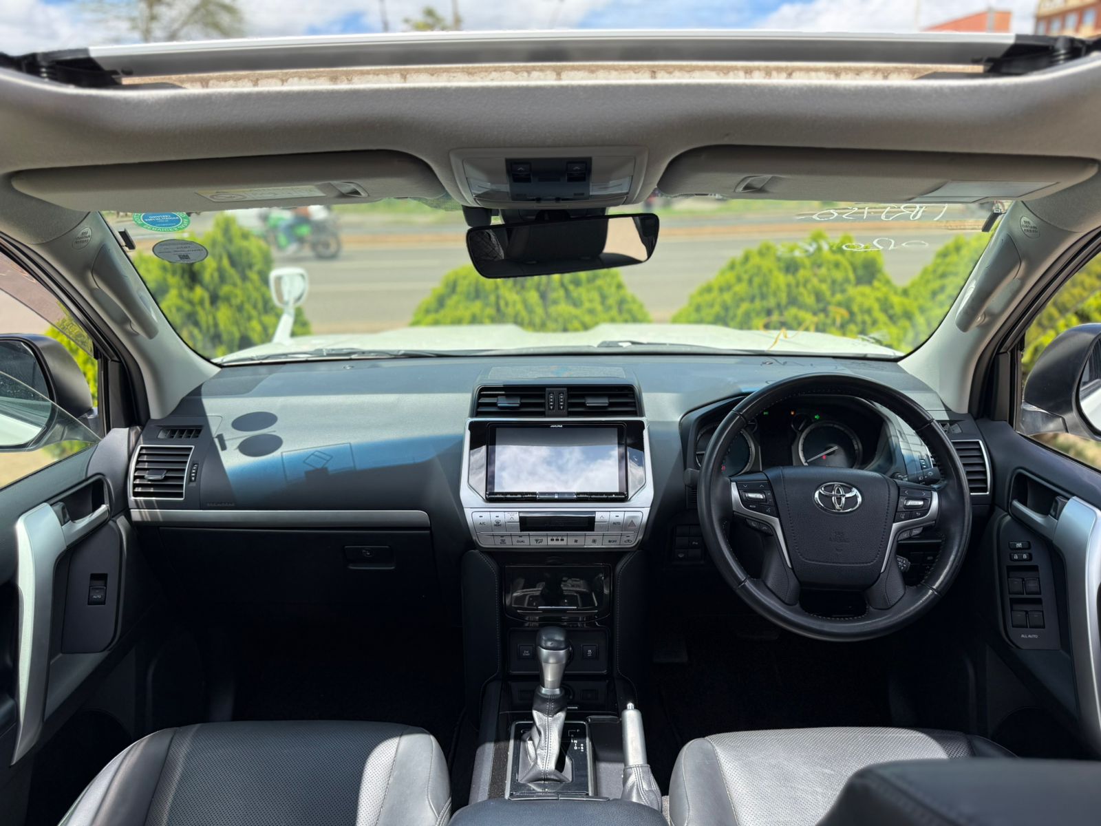 Vehicle photo 8