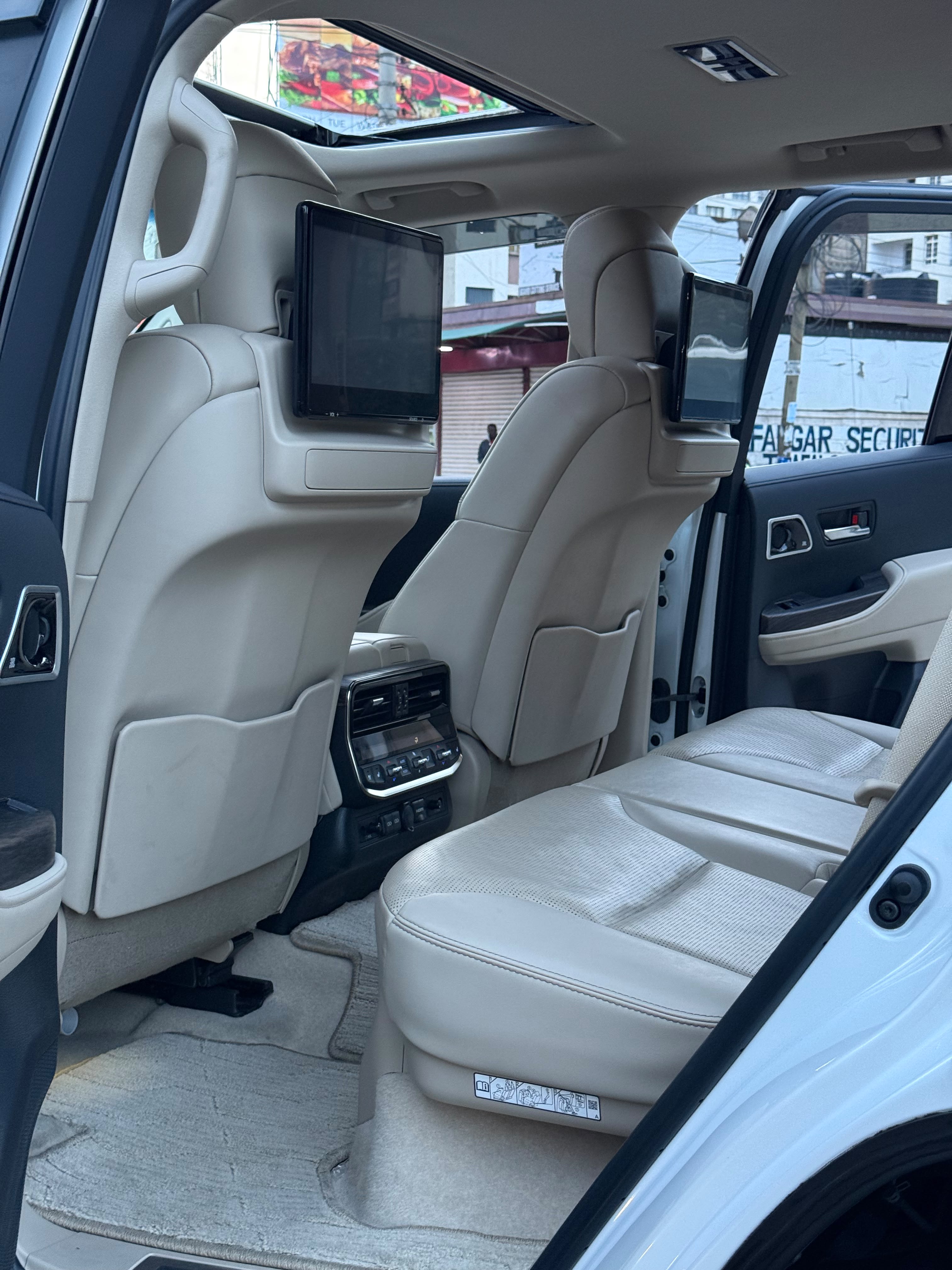 Vehicle photo 8