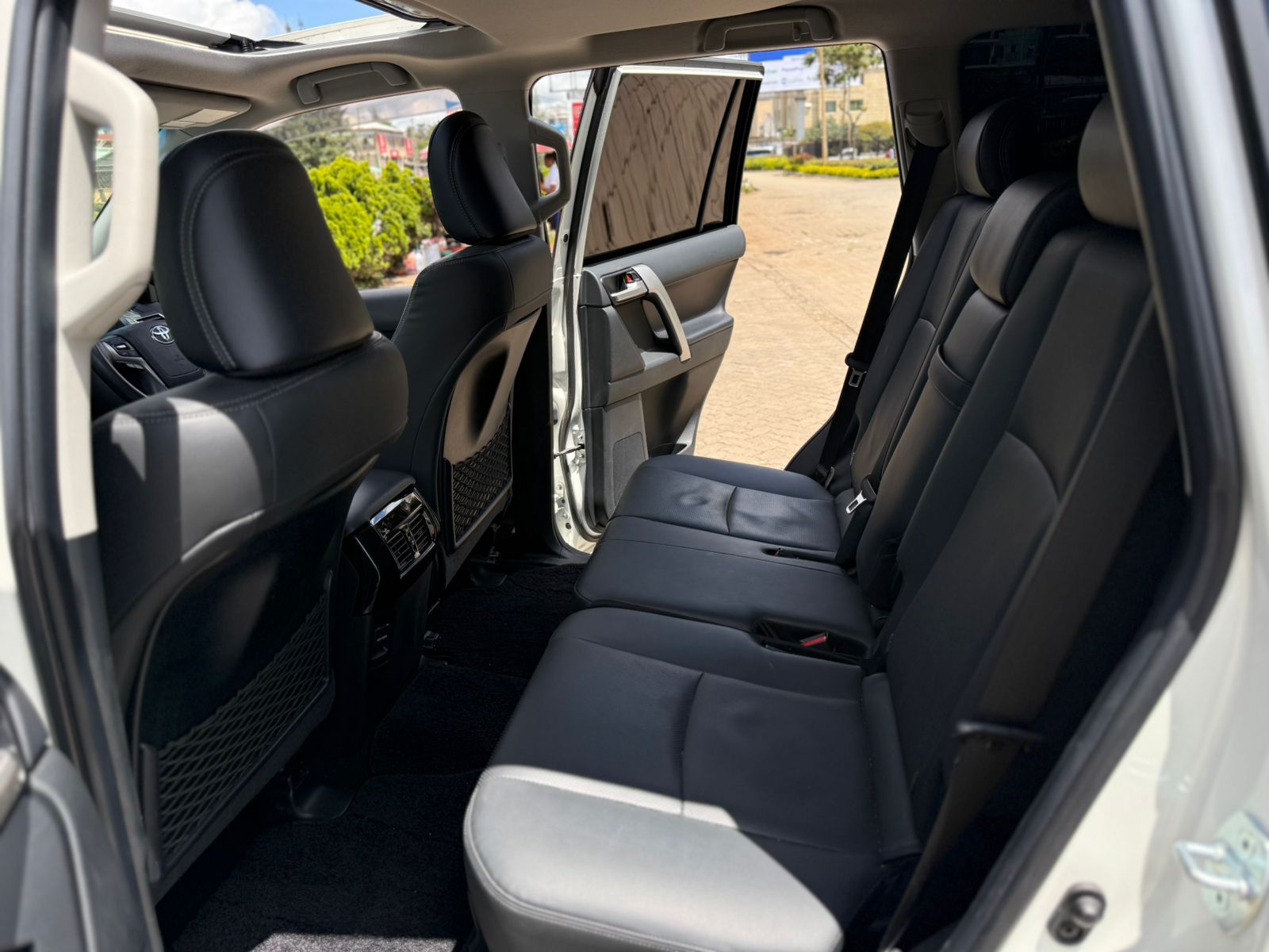 Vehicle photo 7