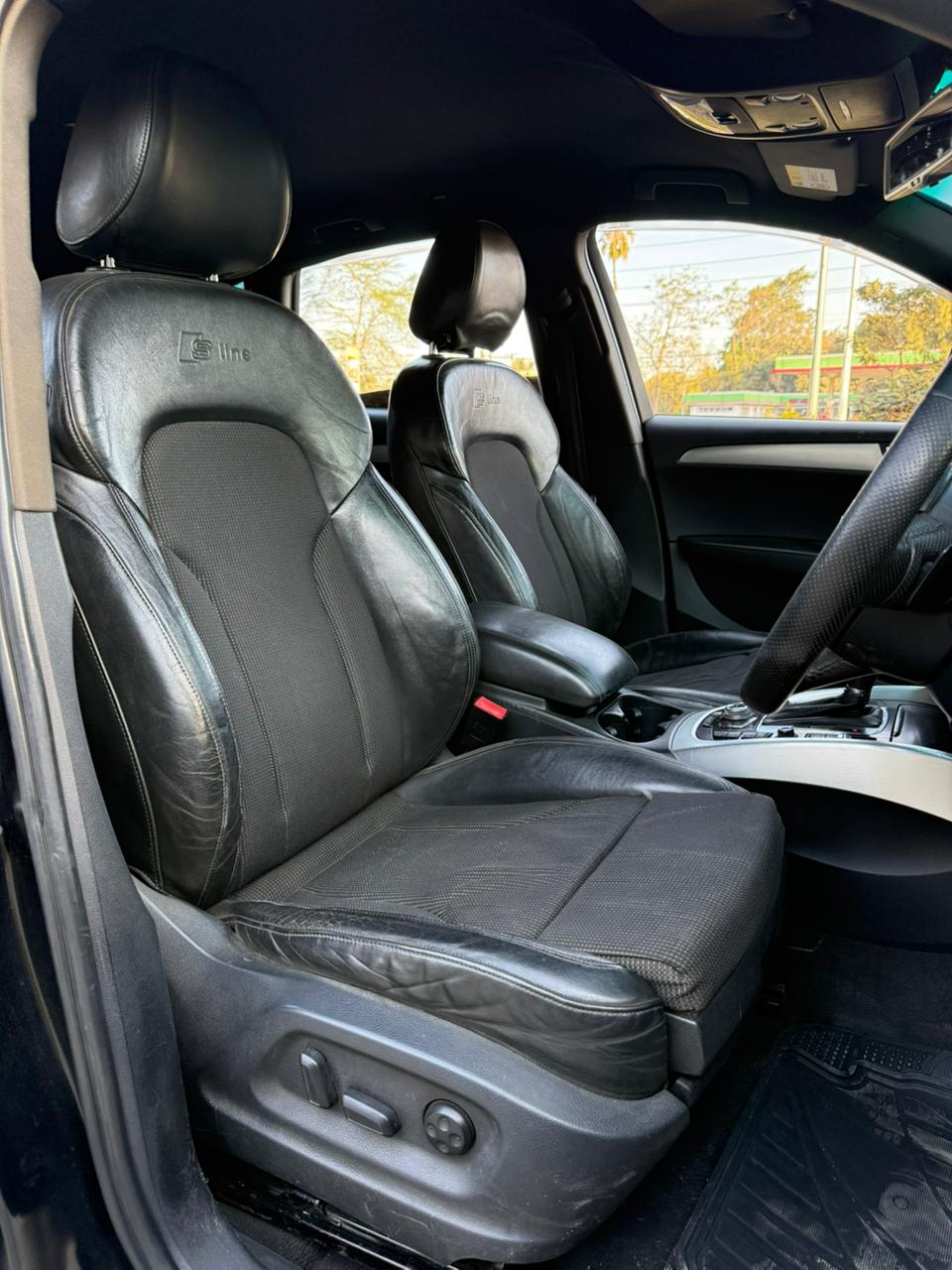 Vehicle photo 6