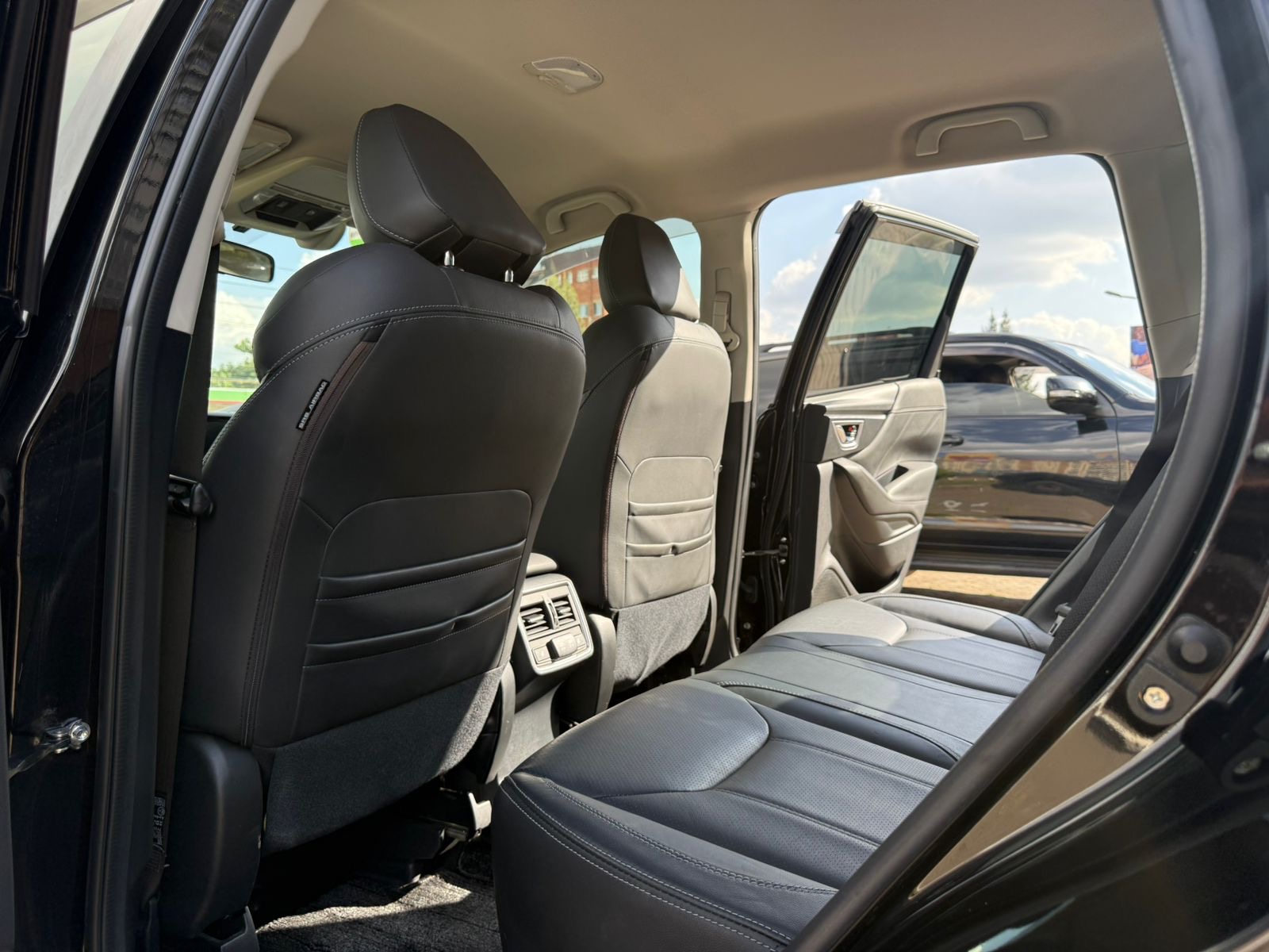 Vehicle photo 7