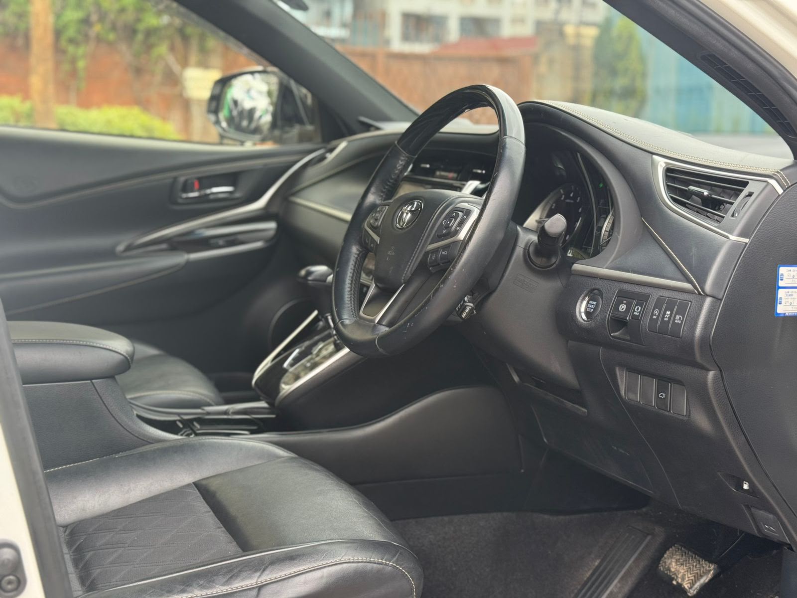 Vehicle photo 5