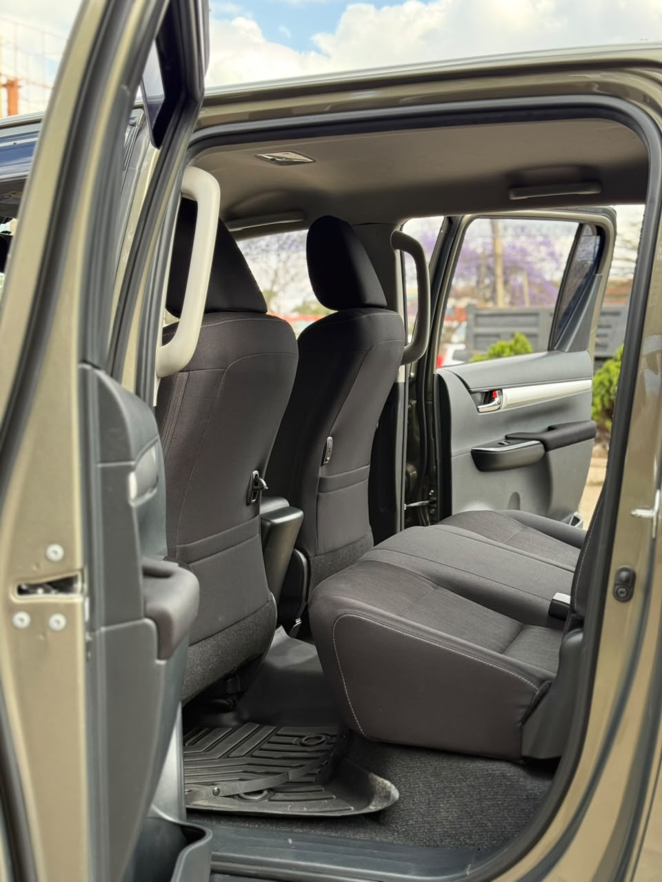 Vehicle photo 7