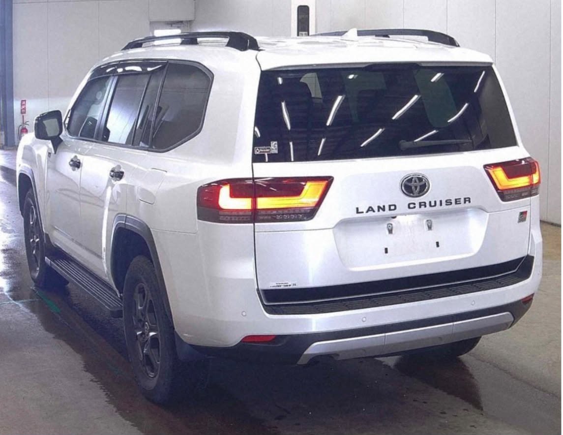 Vehicle photo 2