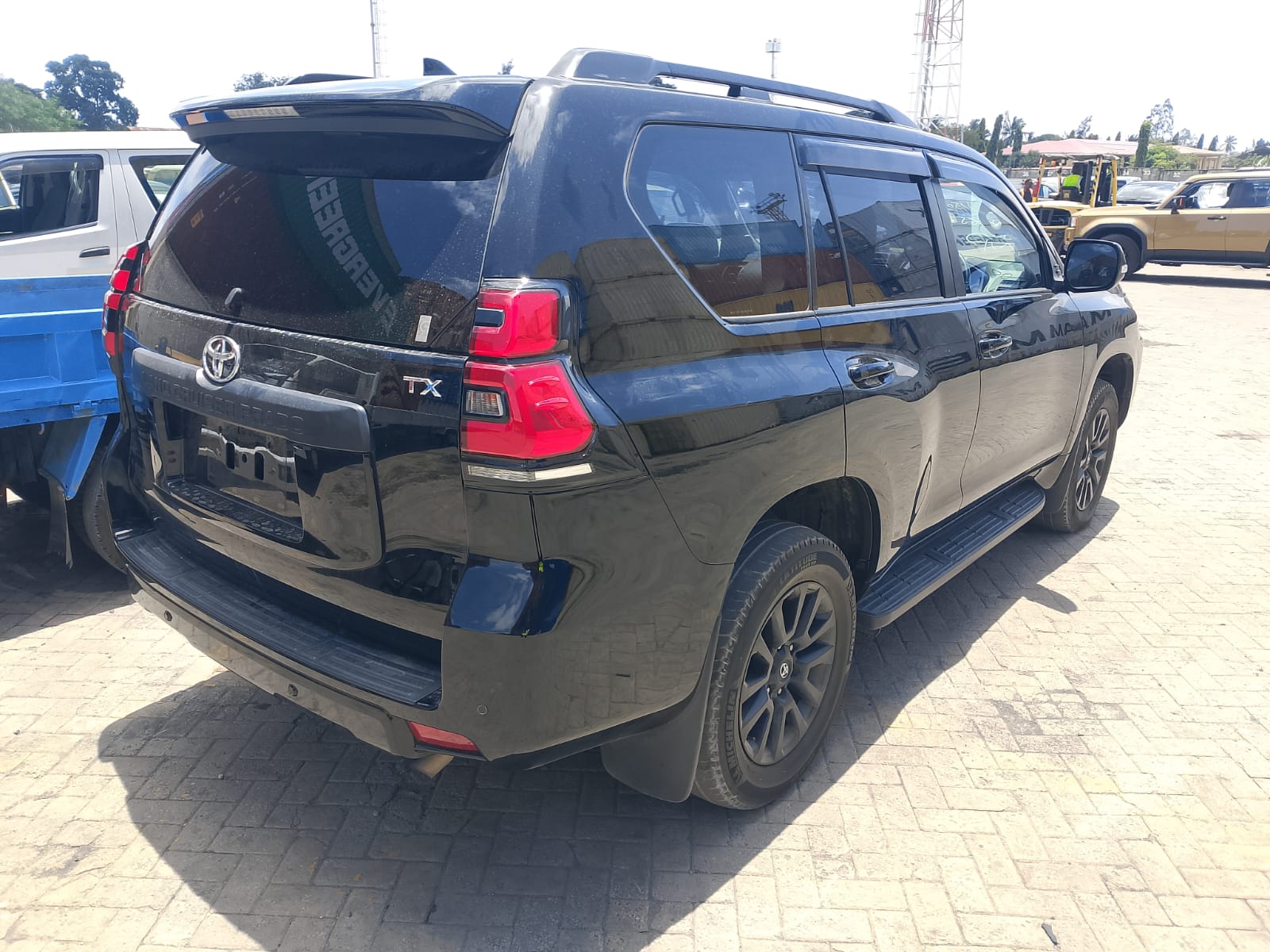 Vehicle photo 7