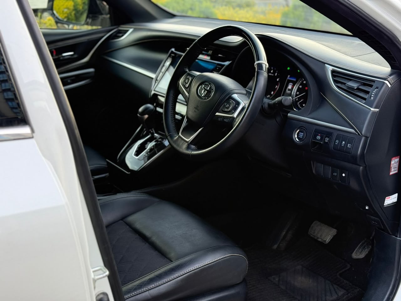 Vehicle photo 5
