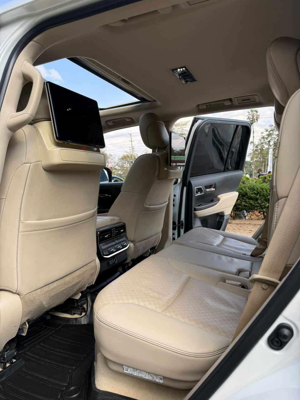 Vehicle photo 6