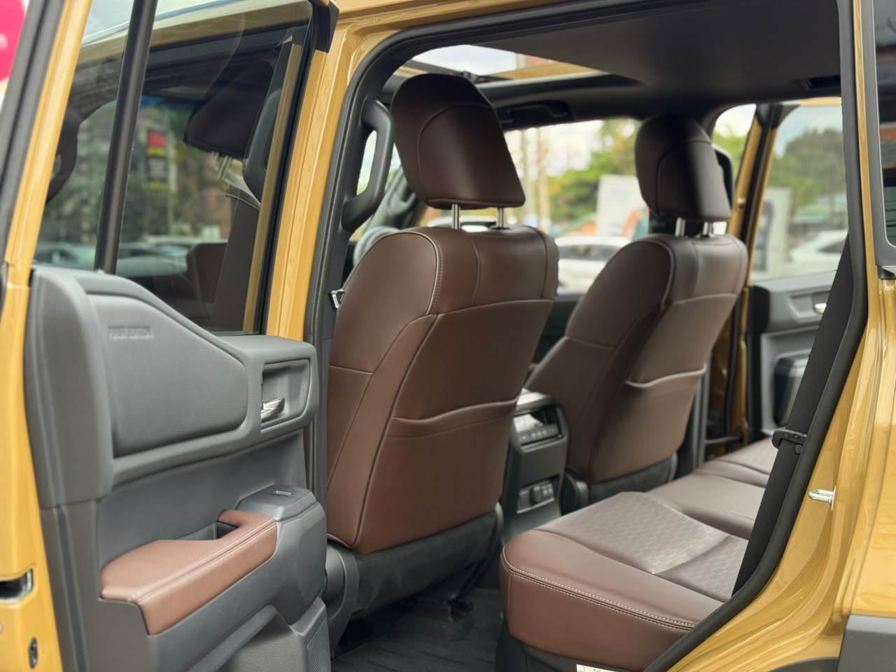 Vehicle photo 7