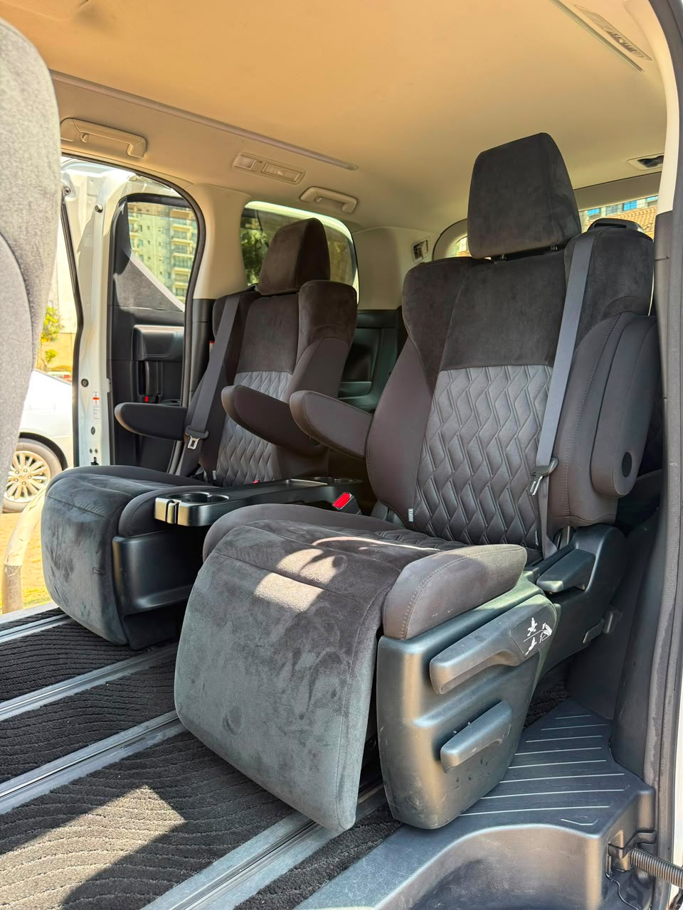 Vehicle photo 7