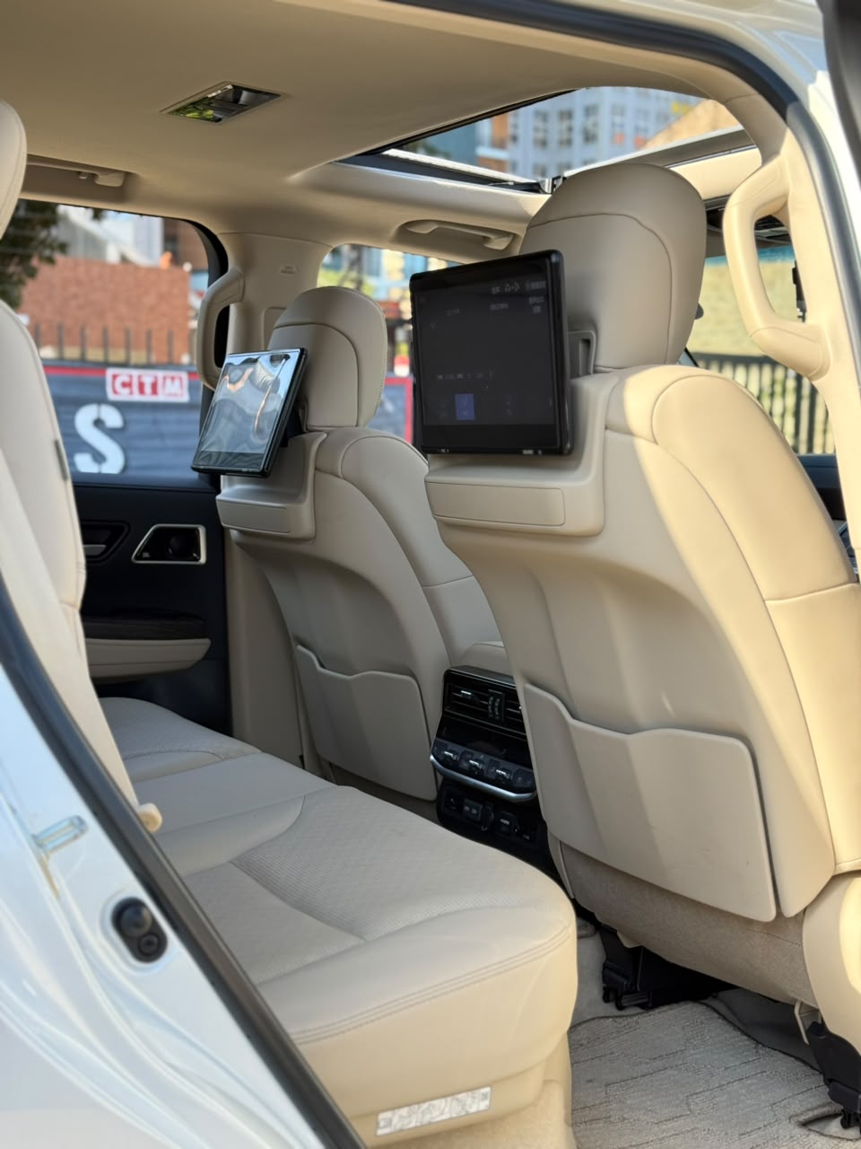 Vehicle photo 7