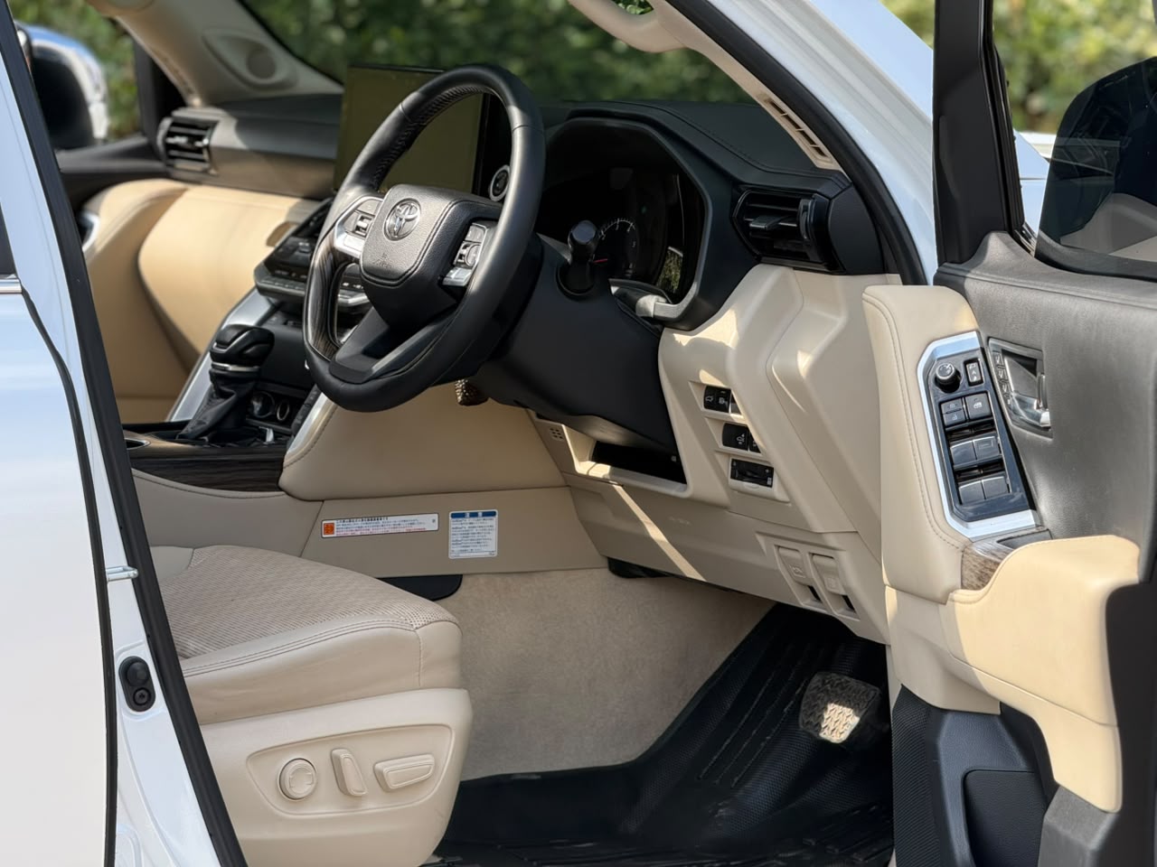 Vehicle photo 5