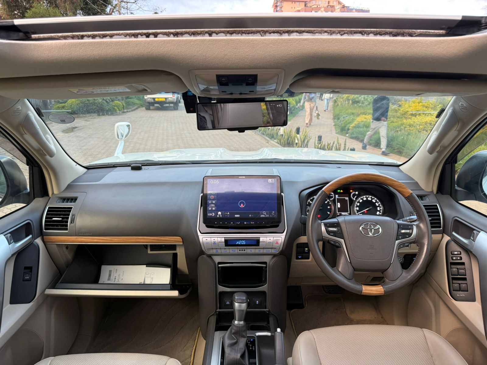 Vehicle photo 8