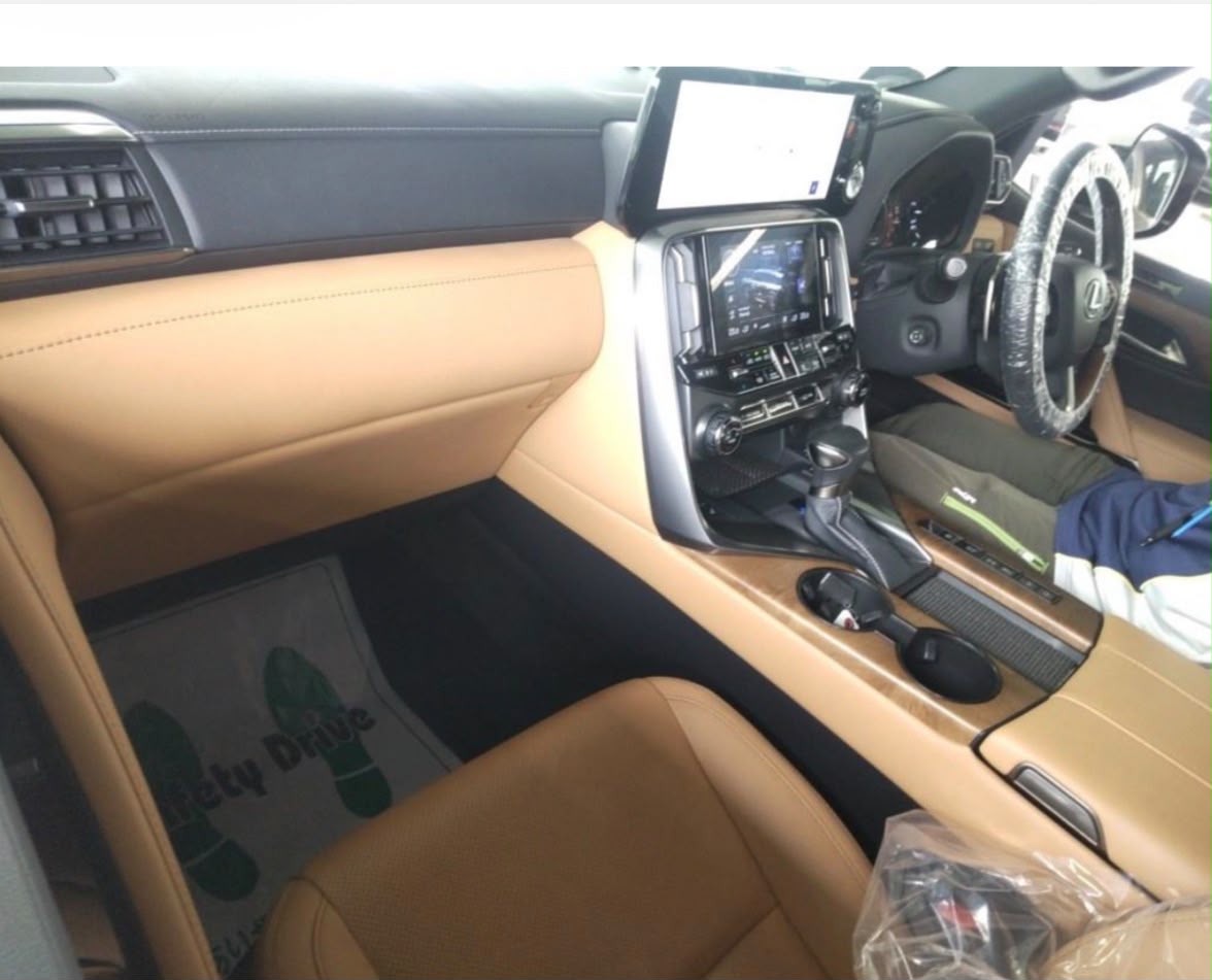 Vehicle photo 5