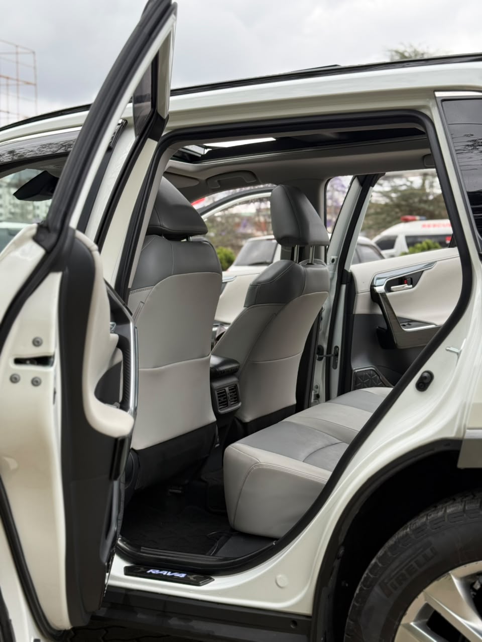 Vehicle photo 7