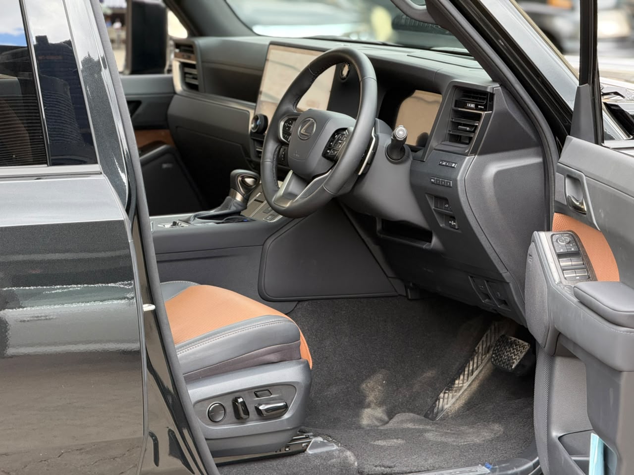 Vehicle photo 5