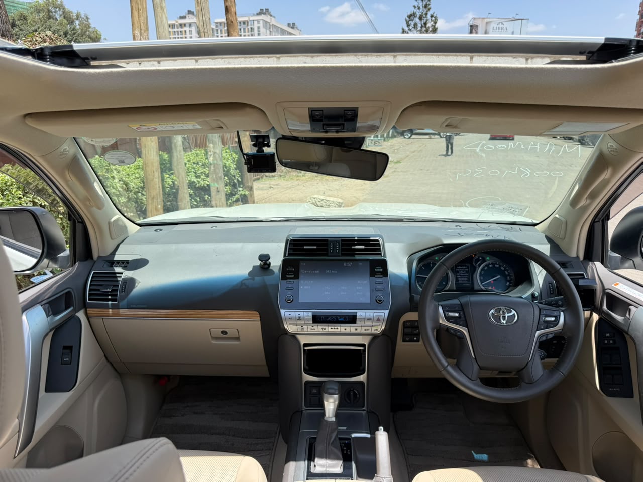 Vehicle photo 8
