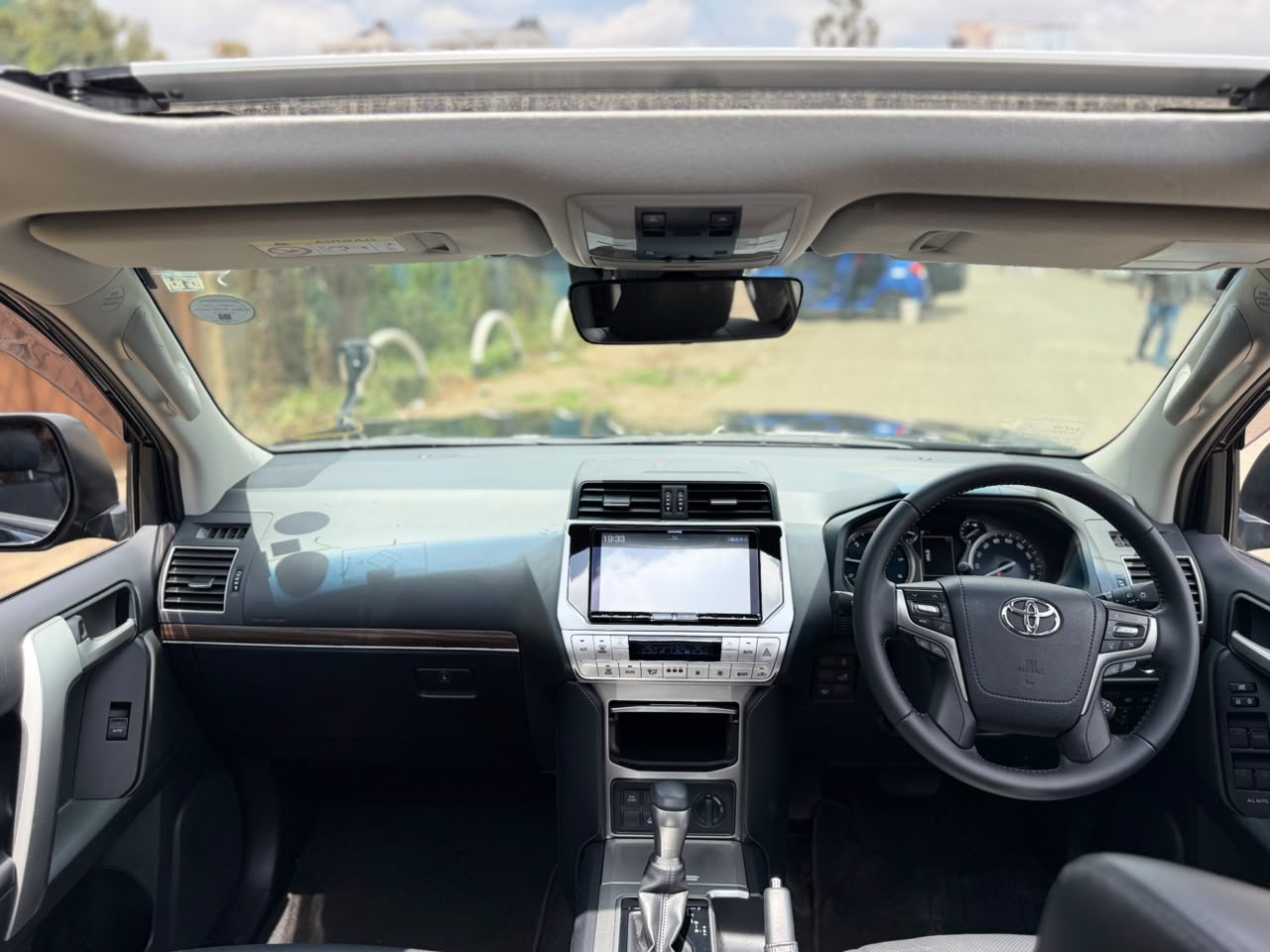 Vehicle photo 8