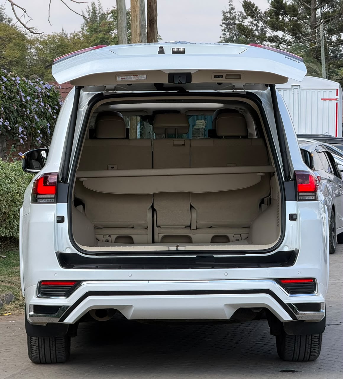 Vehicle photo 8