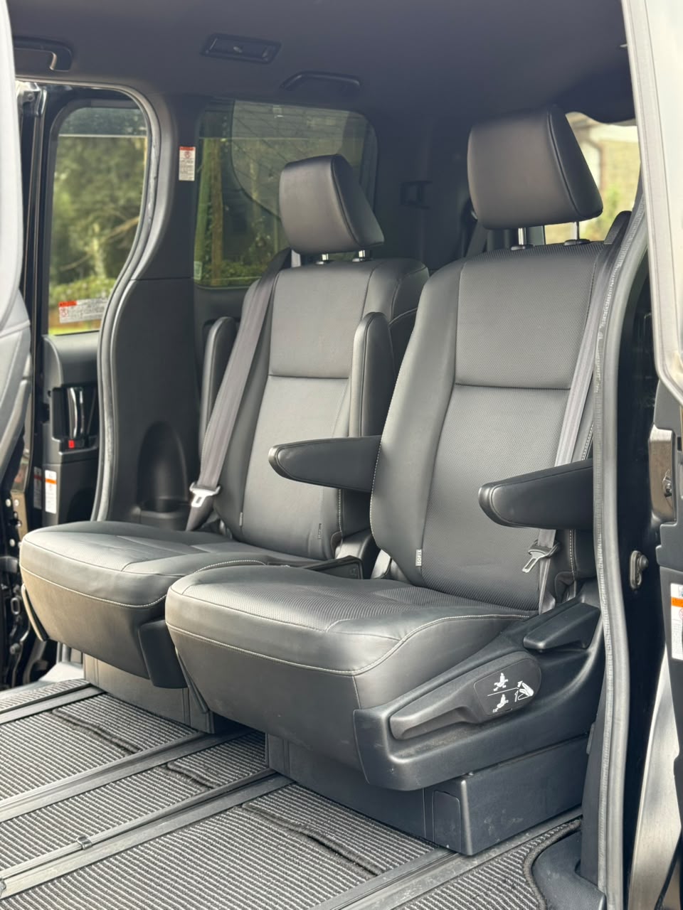 Vehicle photo 7