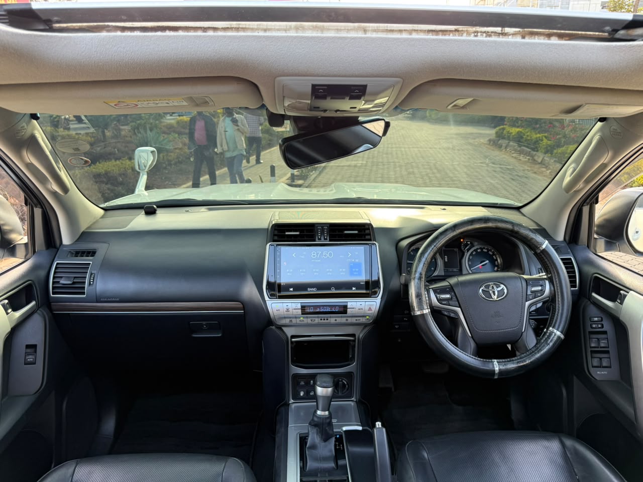 Vehicle photo 8