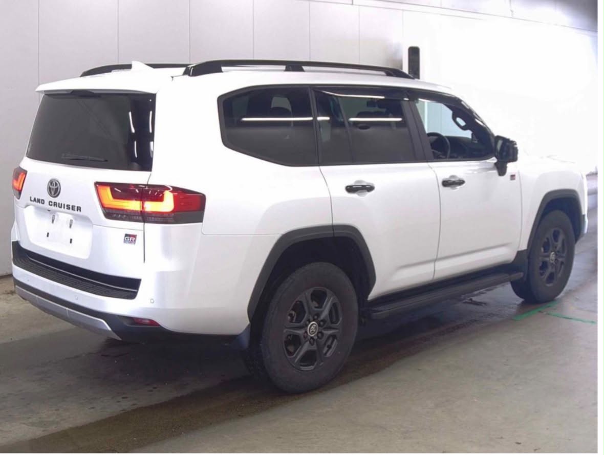 Vehicle photo 4