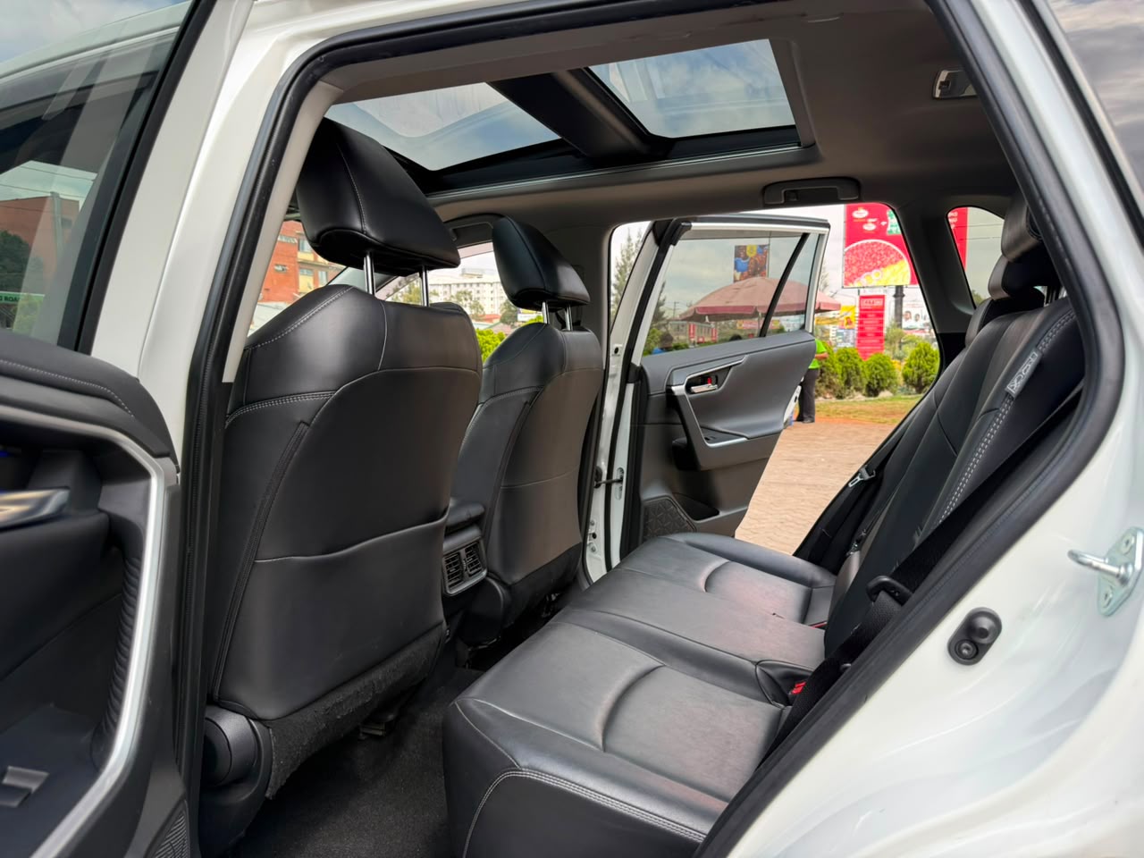 Vehicle photo 8
