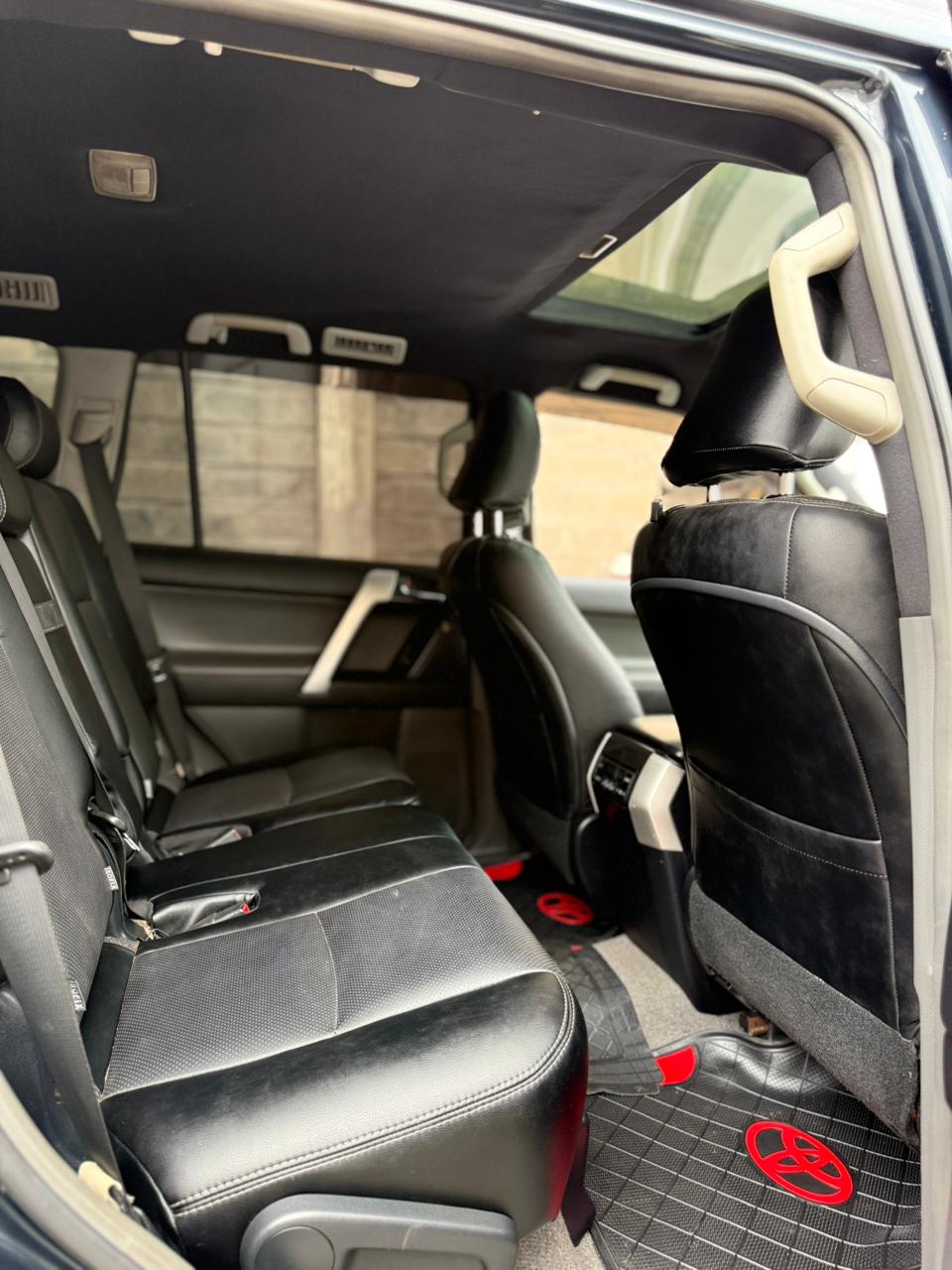 Vehicle photo 7