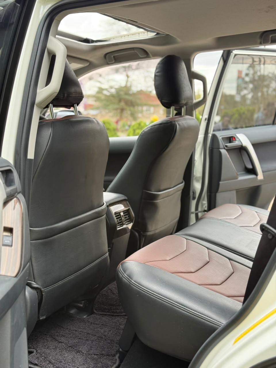 Vehicle photo 7