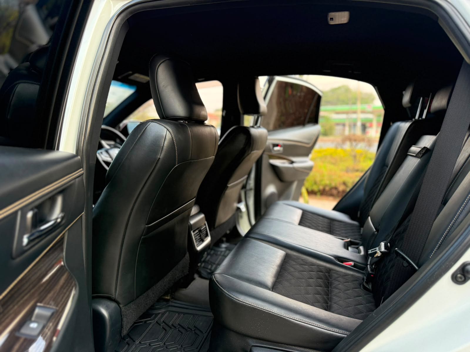 Vehicle photo 4