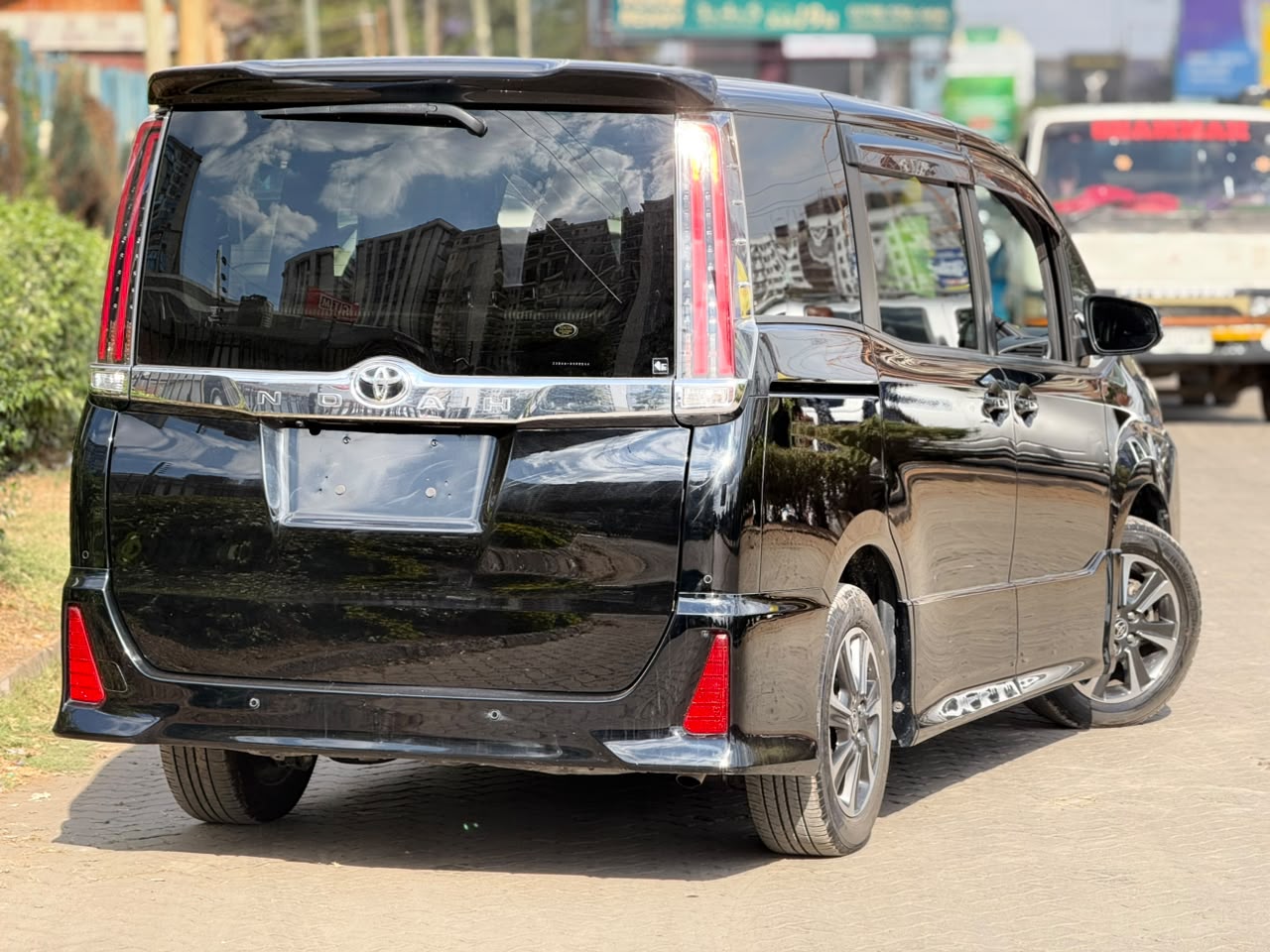 Vehicle photo 4