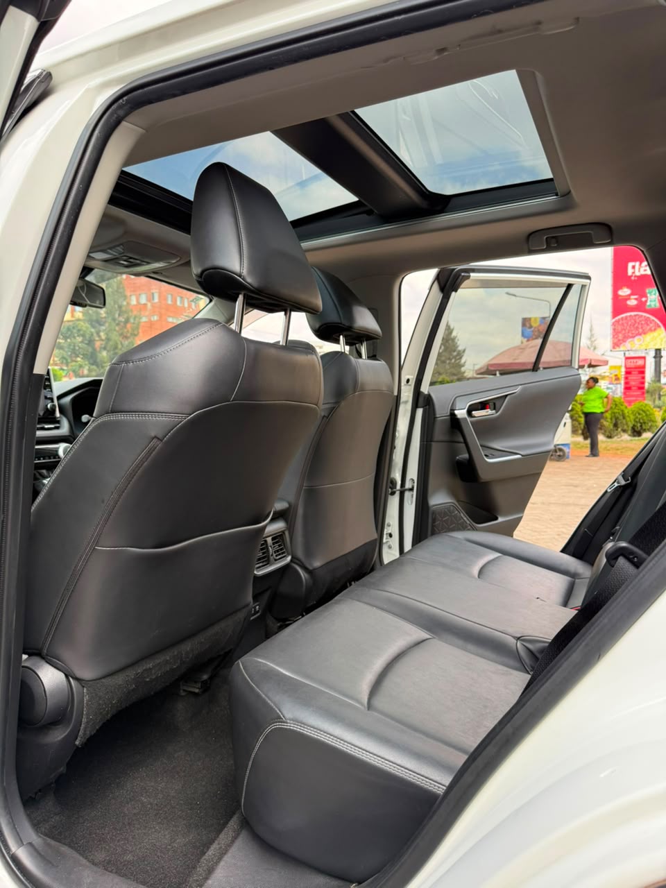 Vehicle photo 7