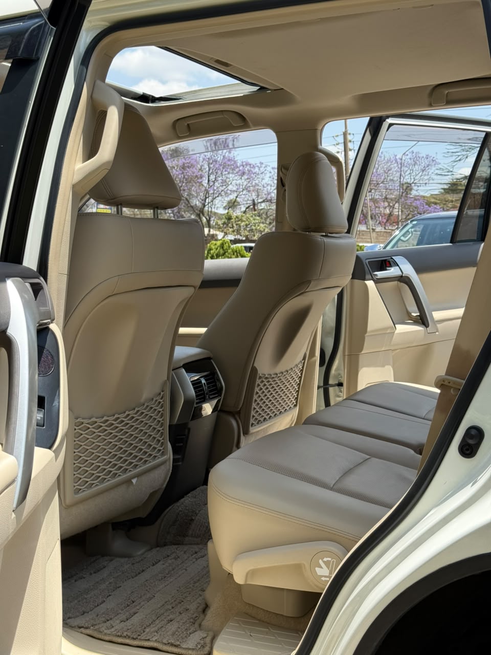 Vehicle photo 7