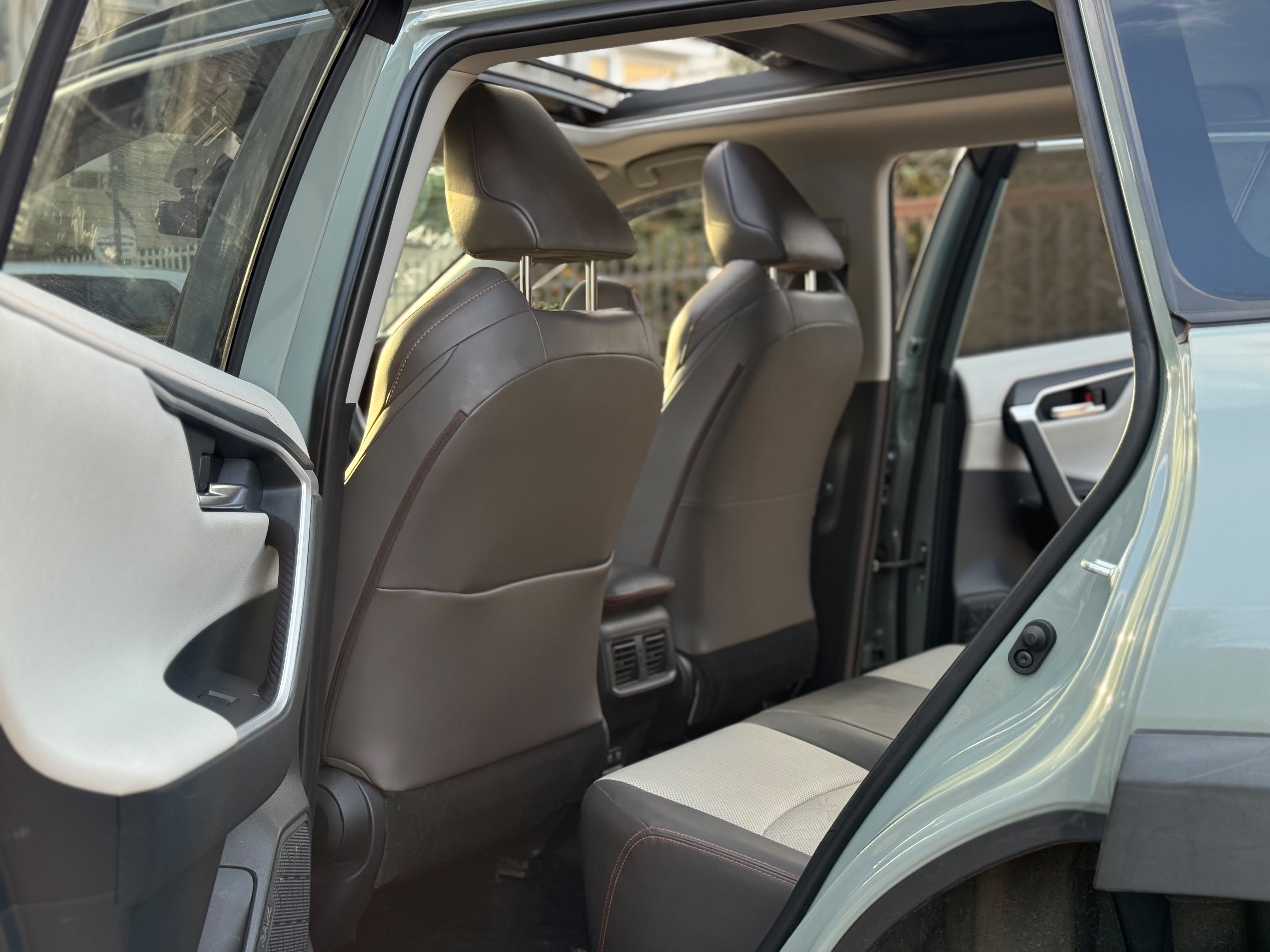Vehicle photo 8
