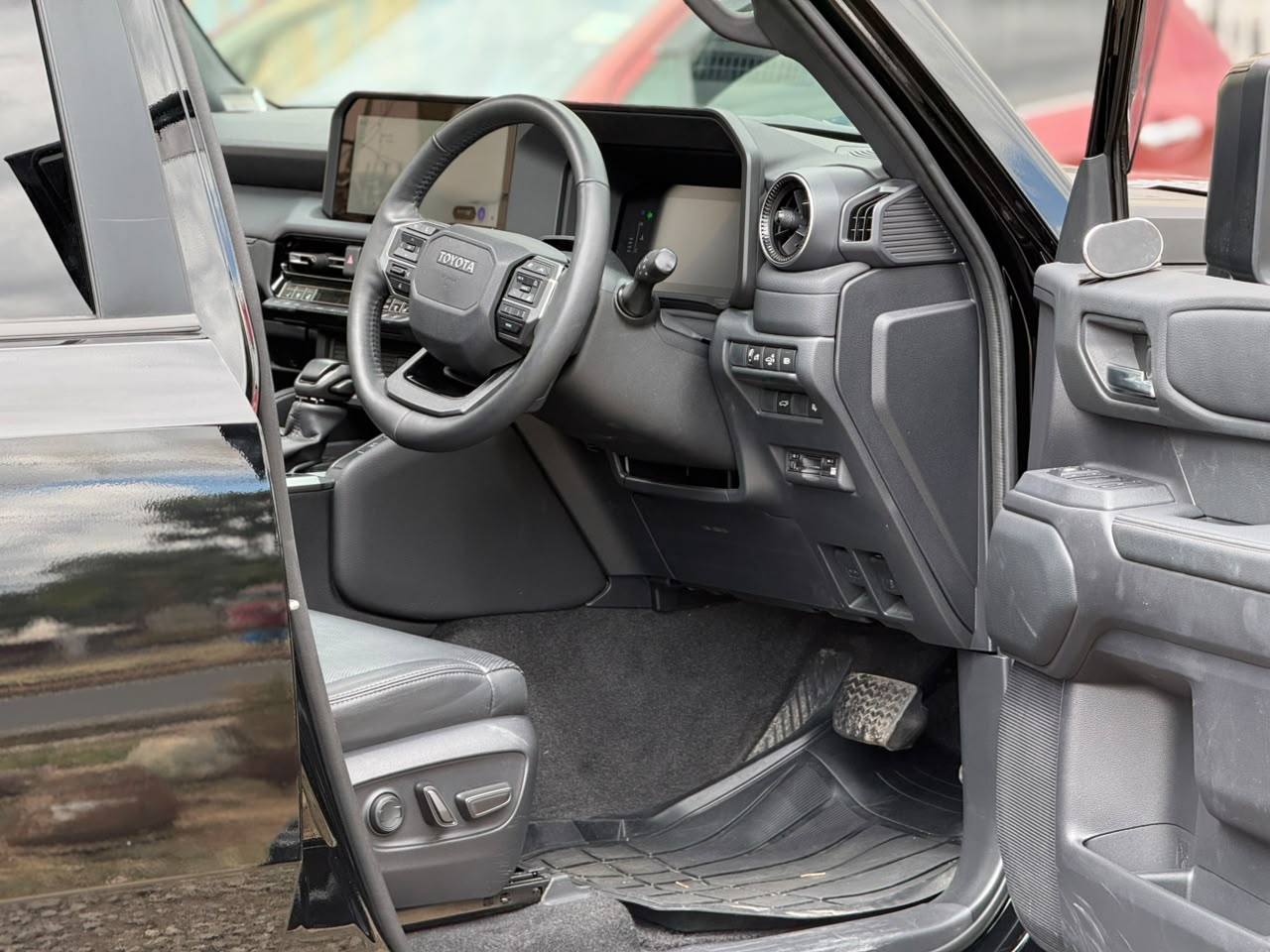 Vehicle photo 8
