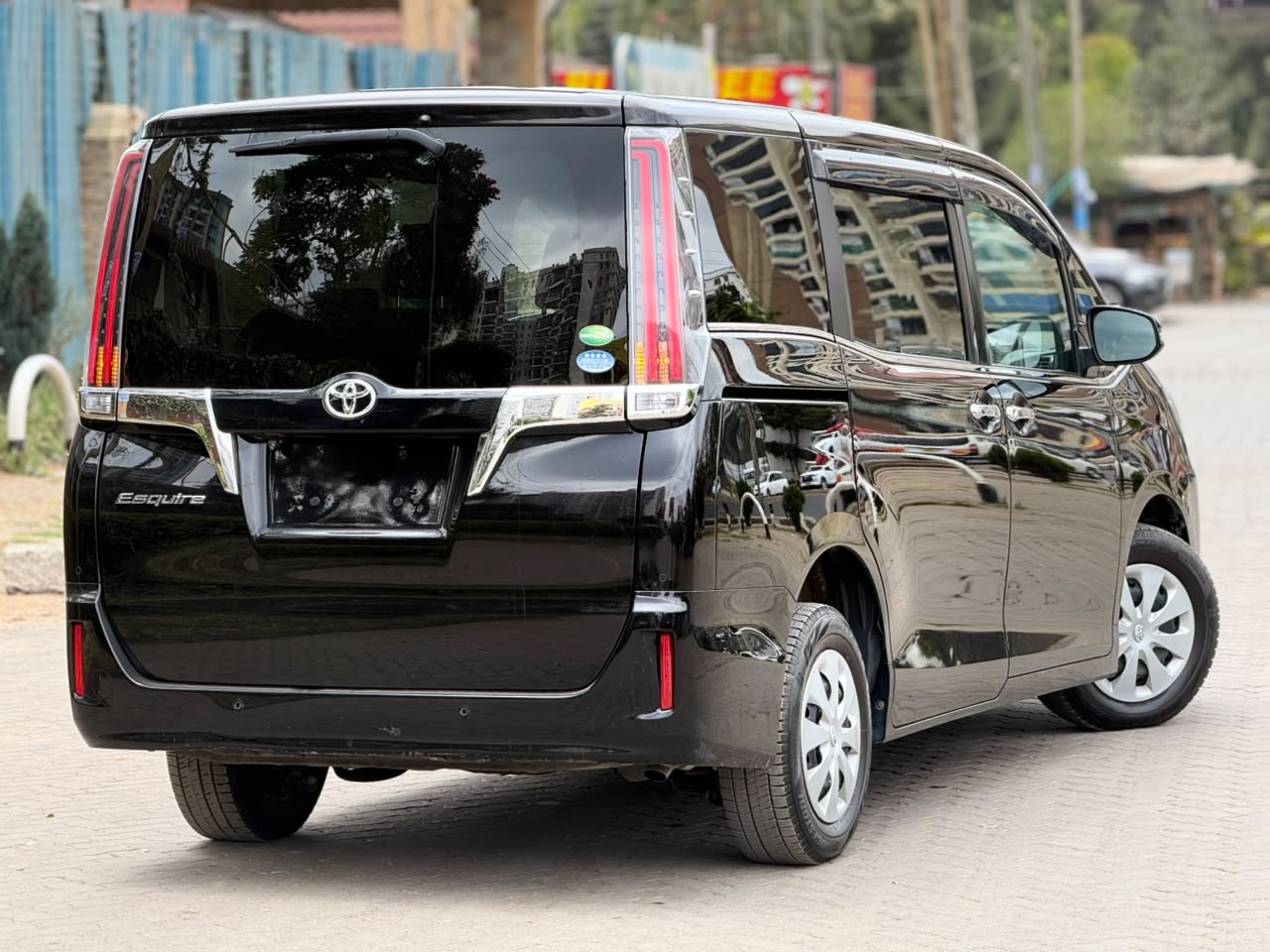 Vehicle photo 4