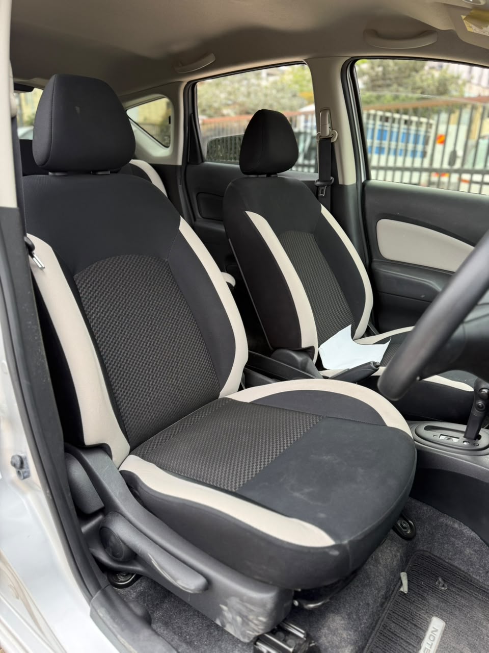 Vehicle photo 7