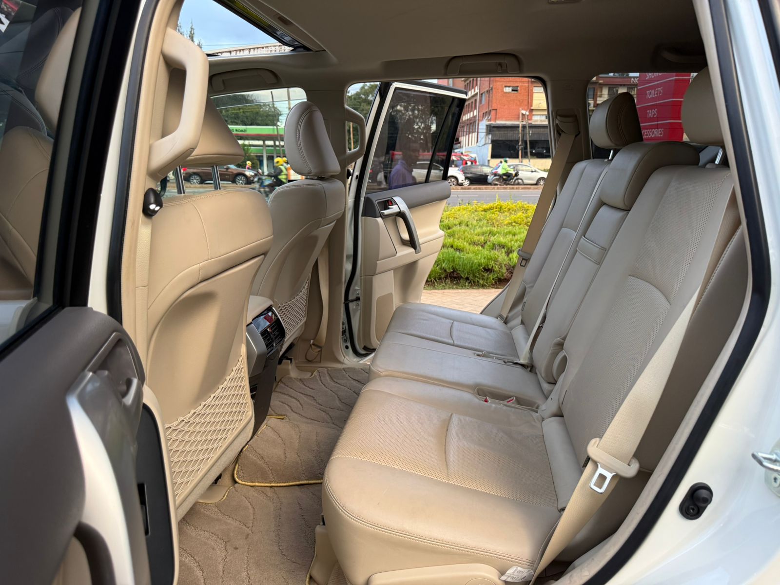 Vehicle photo 7