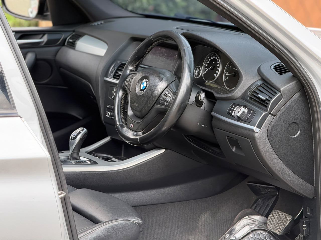 Vehicle photo 5