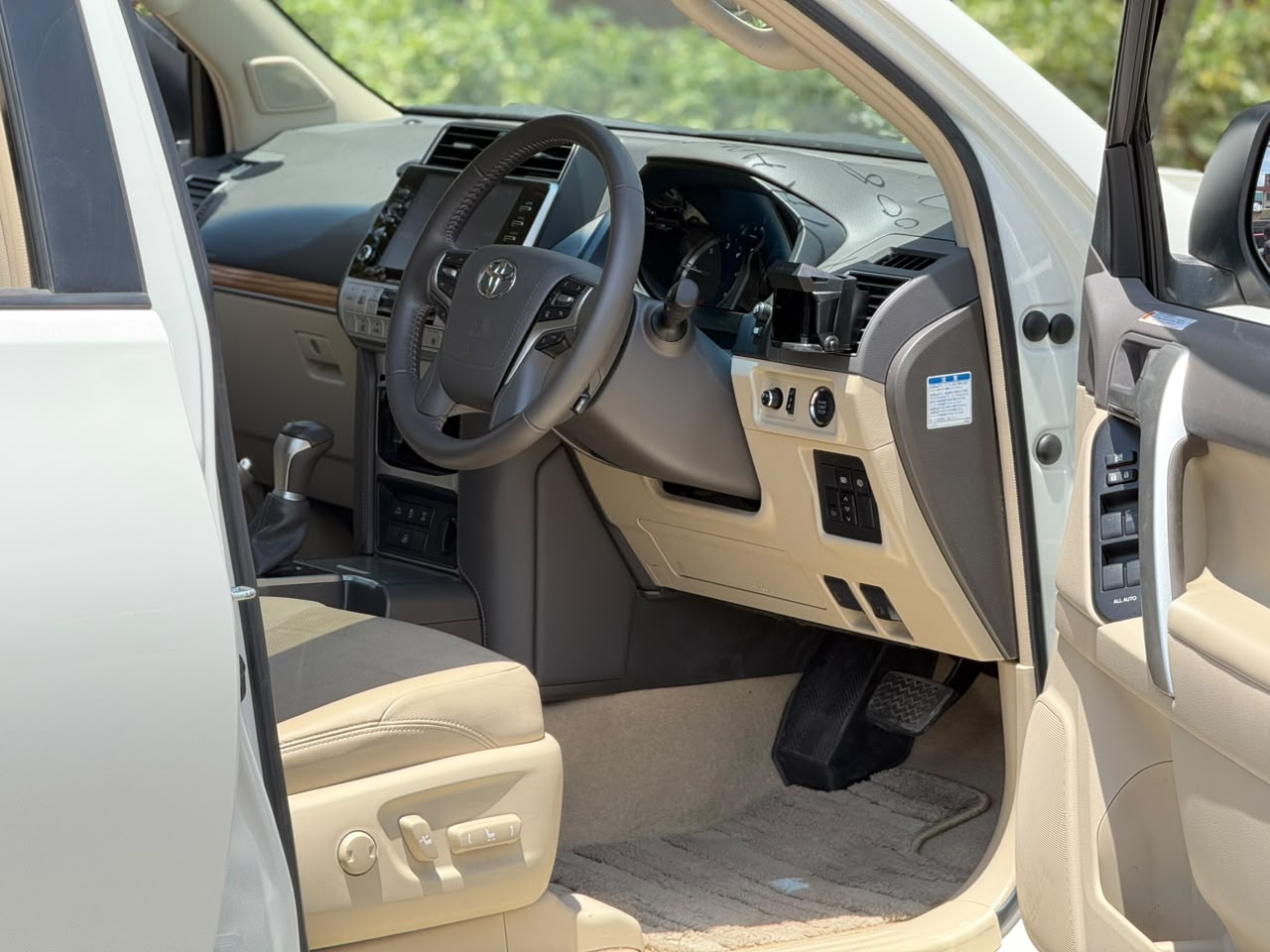 Vehicle photo 5