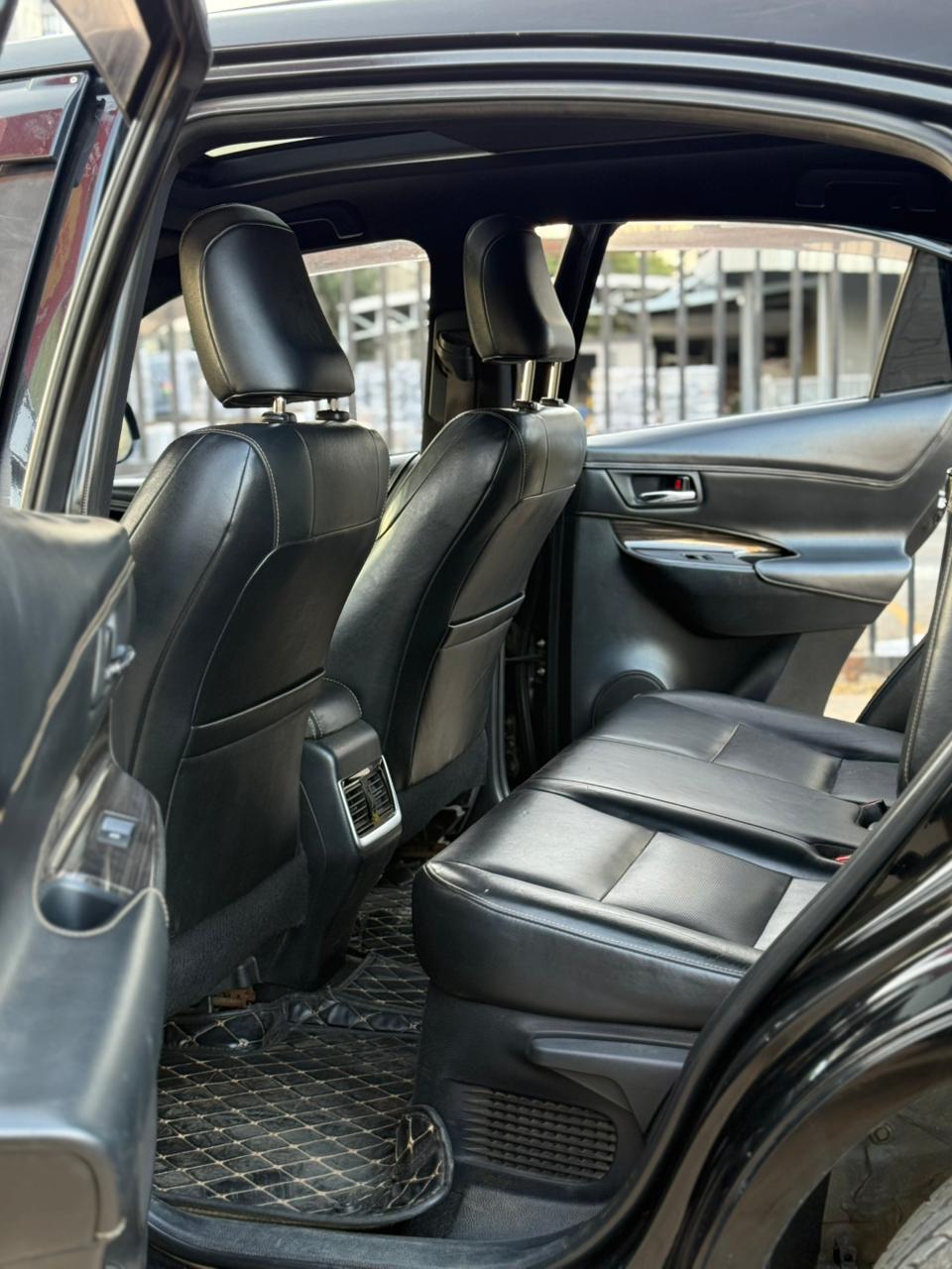 Vehicle photo 7