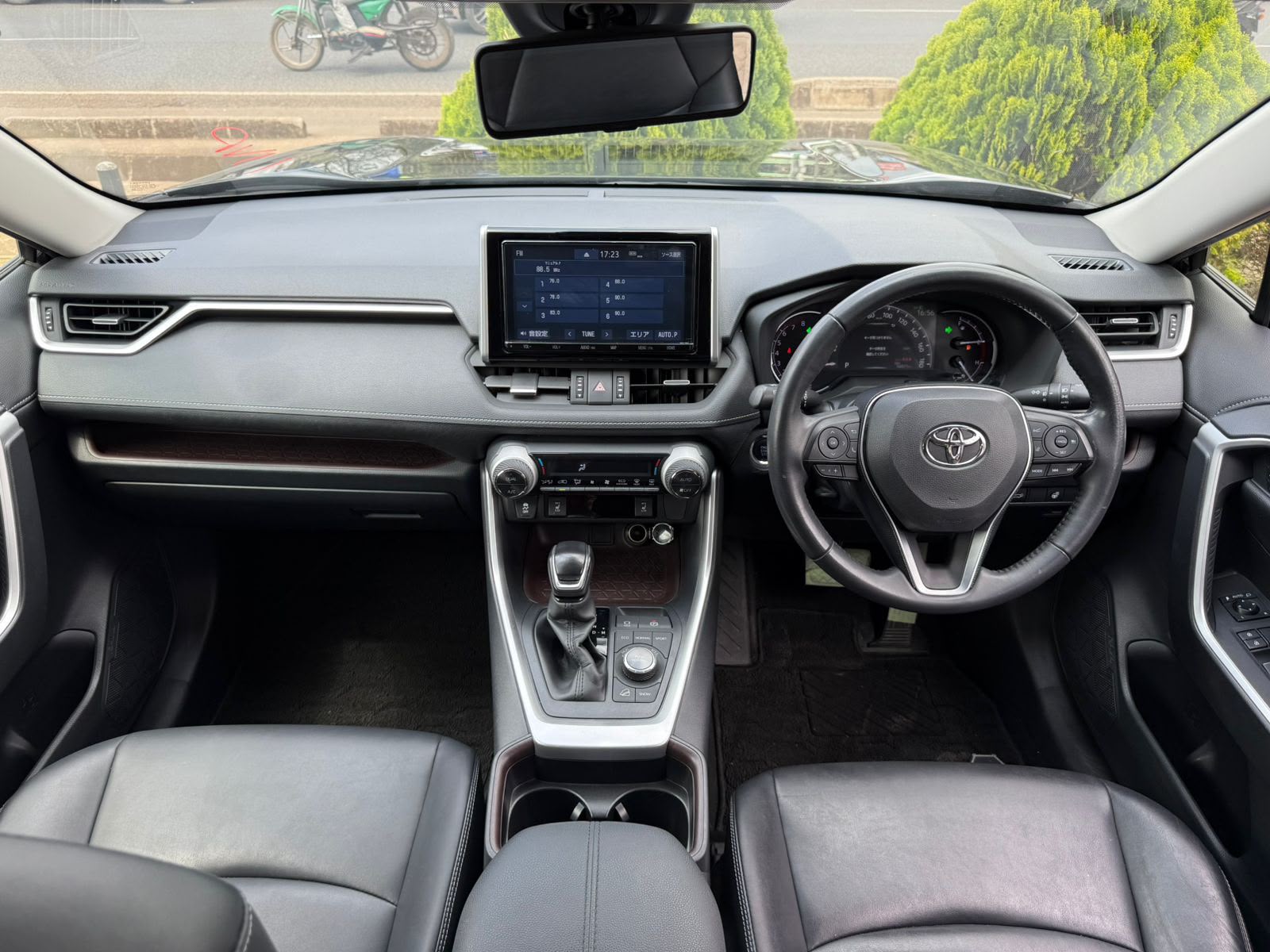 Vehicle photo 7