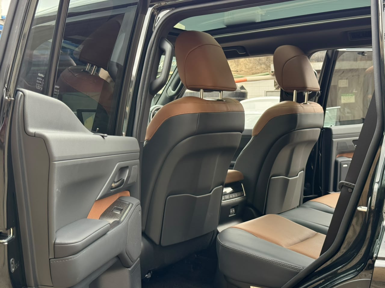Vehicle photo 7
